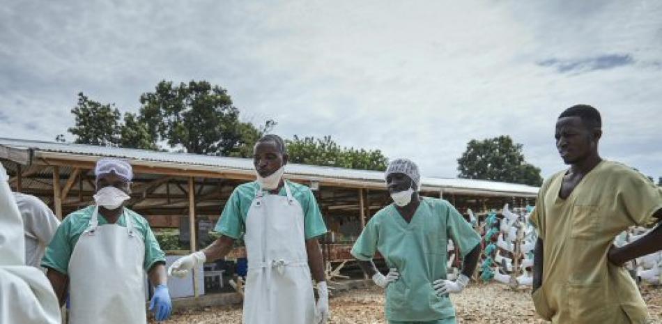 Los trabajadores de salud reciben una sesión informativa en un centro de tratamiento del ébola en Beni, en la provincia de Kivu Norte, República Democrática del Congo. Foto AP.