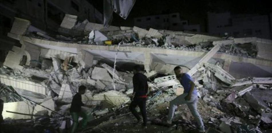Los propietarios de las tiendas en el edificio inspeccionan el daño de su edificio destruido de varios pisos en la ciudad de Gaza, el sábado 4 de mayo de 2019. Foto AP.
