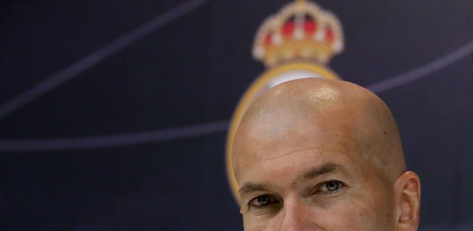 El técnico francés del Real Madrid Zinedine Zidane en rueda de prensa posterior al entrenamiento realizado este sábado en la Ciudad Deportiva de Valdebebas en la víspera del partido de la trigésima sexta jornada de liga que disputa ante el Villarreal este domingo en el estadio Santiago Bernabéu. EFE/Ballesteros