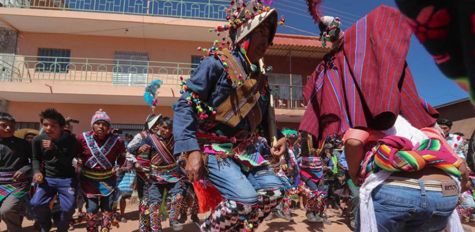 Indígenas bolivianos de Potosí festejan durante la tradicional fiesta de la Cruz este sábado, en San Pedro de Macha (Bolivia).