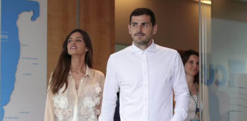 Iker casillas a la salida del hospital en Portugal junto a su esposa. / AP