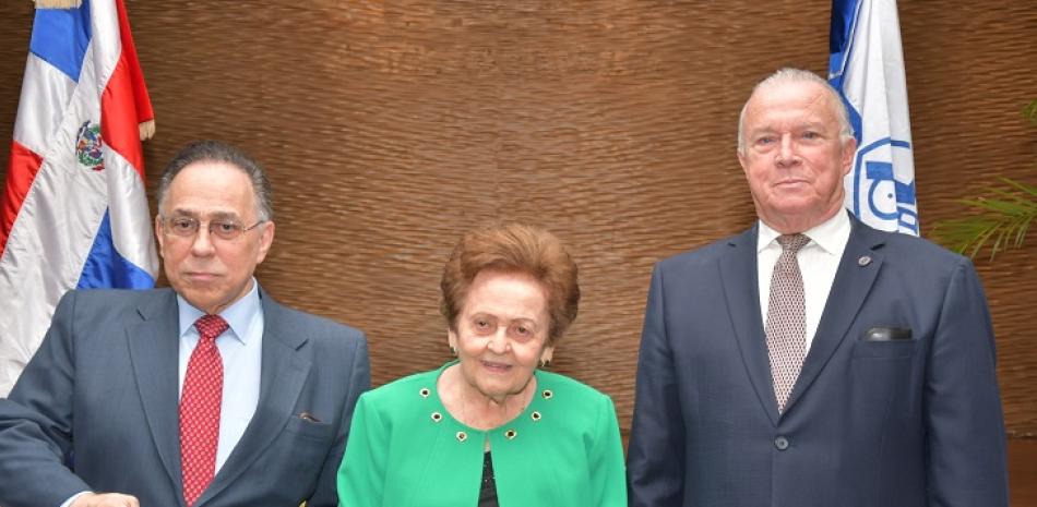 Celso Marranzini, Mary Pérez Marranzini, y Arturo Pérez.