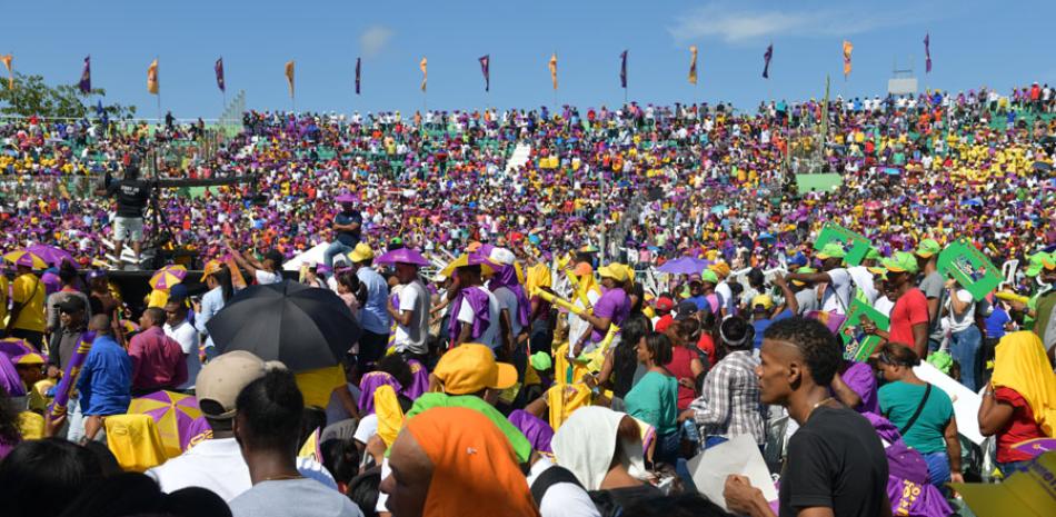 Miles de personas asistieron ayer a una concentración en apoyo a la precandidatura del expresidente Leonel Fernández, en el Estadio Olímpico Félix Sánchez de la capital.