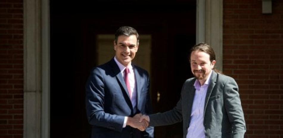 El presidente del Gobierno en funciones, Pedro Sánchez, recibe al líder de Podemos Pablo Iglesias, esta tarde en el Palacio de la Moncloa. Foto AP.