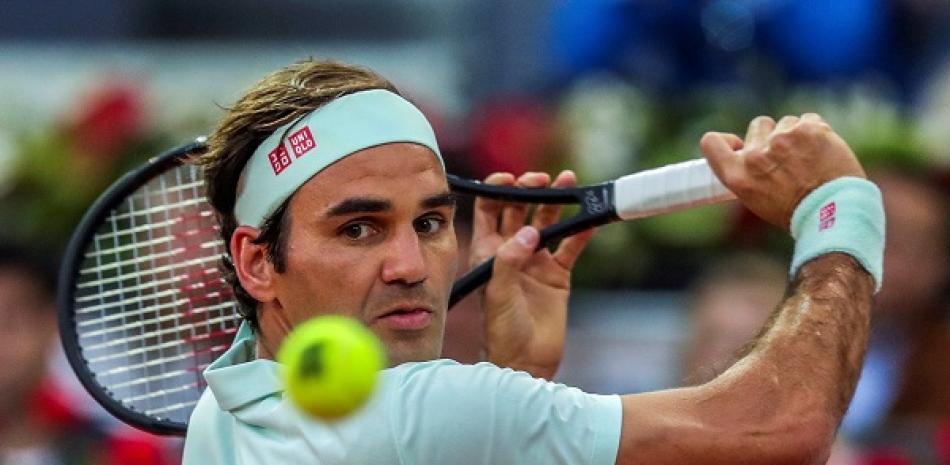 Federer derrotó en dos sets a Gasquet en la arcilla de Madrid. AP