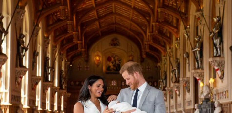 El príncipe Enrique y Meghan, duquesa de Sussex, posan junto a su recién nacido en Windsor (Reino Unido), este miércoles. "Es mágico y bastante asombroso", calificó la duquesa de Sussex al bebé real nacido el lunes, en la primera comparecencia ante los medios del recién nacido, el octavo bisnieto de Isabel II y séptimo en la línea de sucesión al trono británico. EFE/ Domic Lipinski/