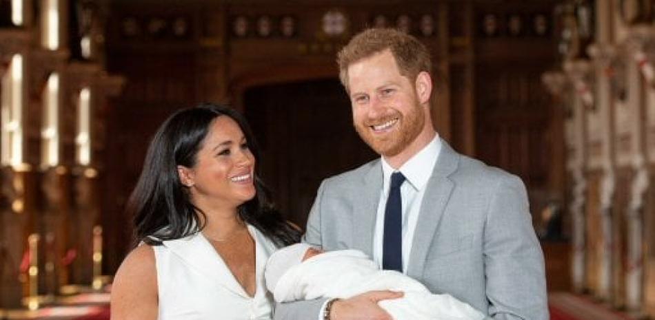 El príncipe Enrique y Meghan, duquesa de Sussex, posan junto a su hijo recién nacido en Windsor (Reino Unido), este miércoles.