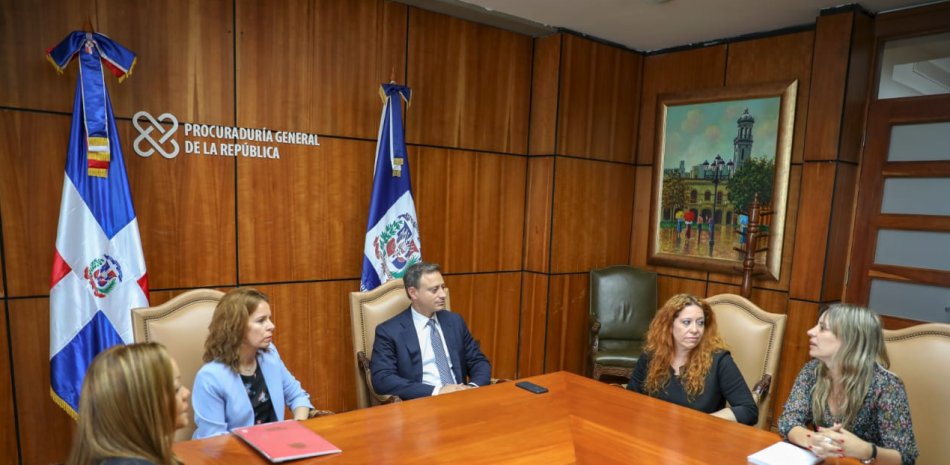 El procurador Jean Rodríguez con las fiscales españolas que se encuentran en el país.