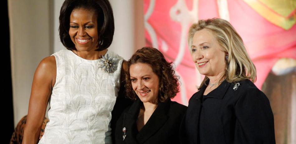 Michelle Obama, Jineth Bedoya y Hillary Clinton. AP