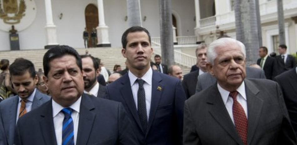 Edgar Zambrano, Juan Guaidó y Omar Barboza. Foto AP.