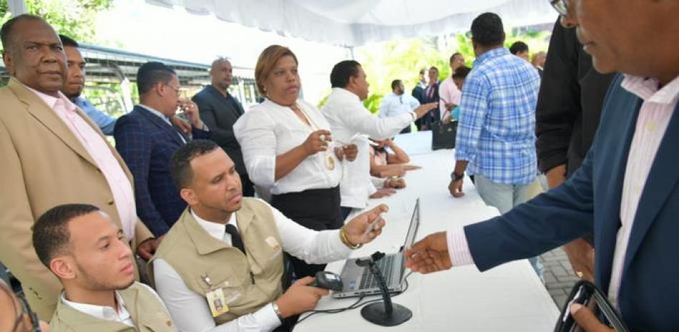 Tecnicos que supervisaron la reunión del Comité  Ejecutivo Nacional del Partido Revolucionario Dominicano, el pasado mes de abril.
