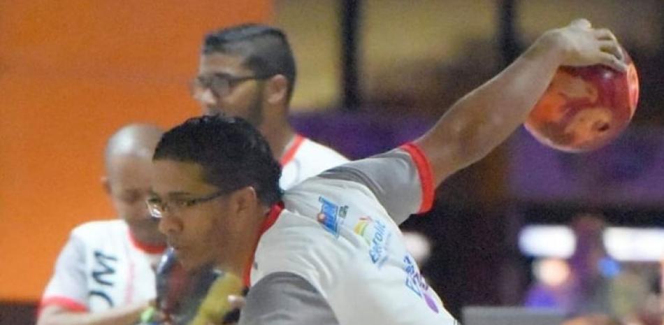 Willie Javier, durante su participación en el torneo Superamigos que tiene lugar en el Sebelén Bowling Center.