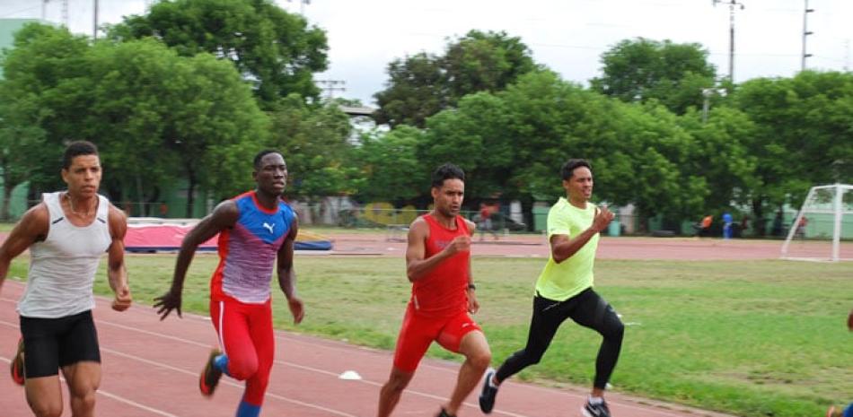 La nueva sensación del atletismo dominicano Lidio Feliz, segundo desde la izquierda se desplaza junto a los hermanos Luguelín y Juander Santos. /RAMÓN RODRIGUEZ.