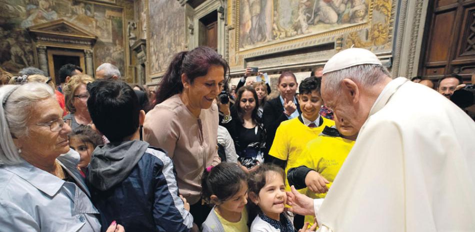El papa Francisco mantiene un encuentro con representantes de las etnias roma y sintis, ayer en la sala Regia del Vaticano. EFE