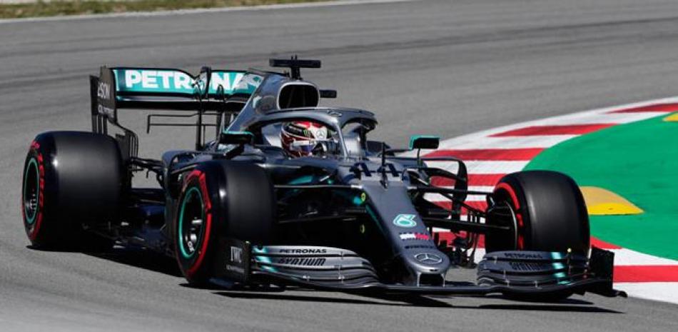 Lewis Hamilton, de Mercedes, conduce durante los entrenamientos. AP
