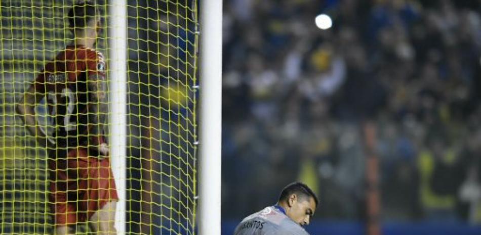 Jugadores del Atlético Paranaese lamentan el gol marcado que provocó su derrota en la Copa Libertadores / AP / Gustavo Garello