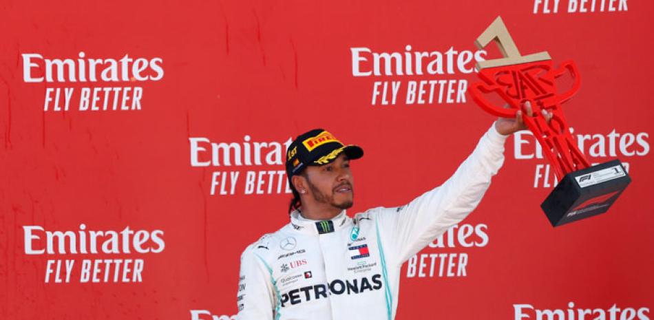 Lewis Hamilton celebra tras su victoria. AP