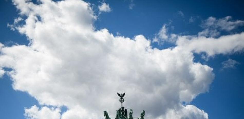 Vista de la cuadriga ornamental de la Puerta de Brandeburgo durante un día nublado, este lunes en Berlín, Alemania. EFE/ Clemens Bilan