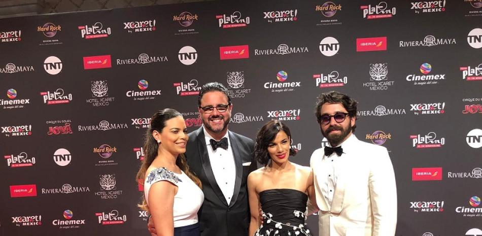 Nashla Bogaert, David Mahler, Gilberto Morillo y Alma Garrido, de Cacique Films durante su presencia en Premios Platino.