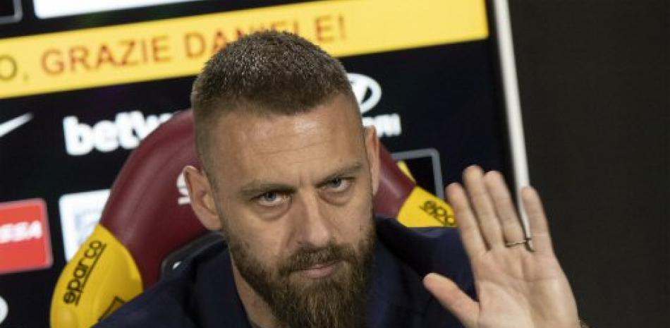 El capitán del Roma, Daniele De Rossi, posa durante la rueda de prensa celebrada este martes, en la que anunció que dejará al Roma al final de la presente temporada. / EFE