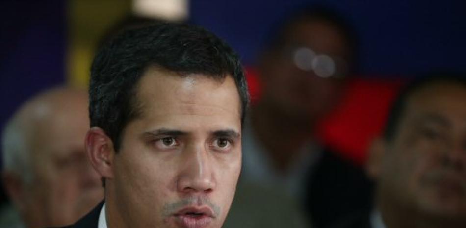 El presidente de la Asamblea Nacional de Venezuela, Juan Guaidó, ofrece una rueda de prensa este martes en Caracas. Foto AP.