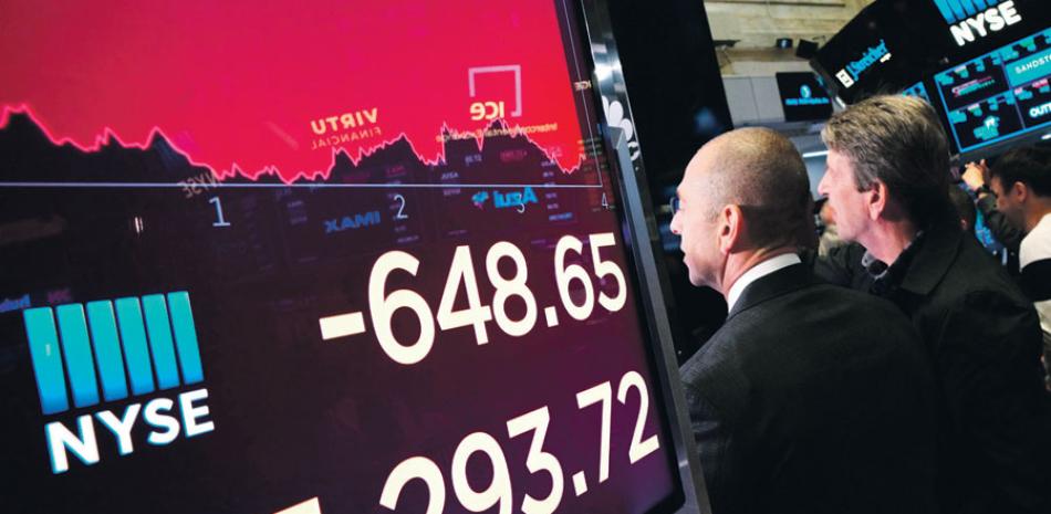 Una pantalla electrónica muestra ayer la caída en el Dow Jones de Industriales. AP