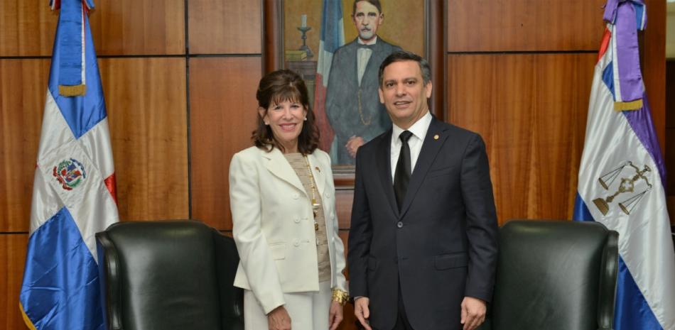 Luis Henry Molina Peña junto a la  Embajadora de los Estados Unidos en el país, Robin Bernstein.