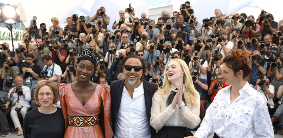 Kelly Reichardt, Maimouna N’Diaye, Alejandro González Iñárritu, Elle Fanning y Alice Rohrwacher en Cannes. AP