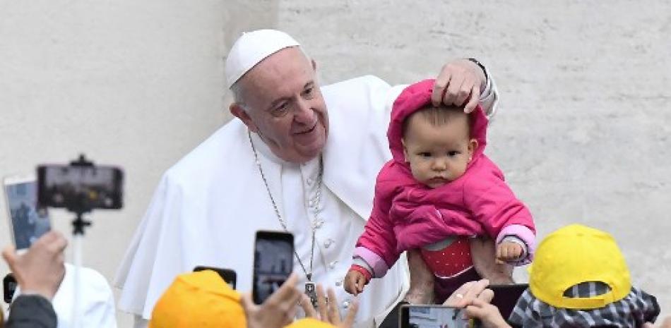 AFP, Papa Francisco Cargado una niña