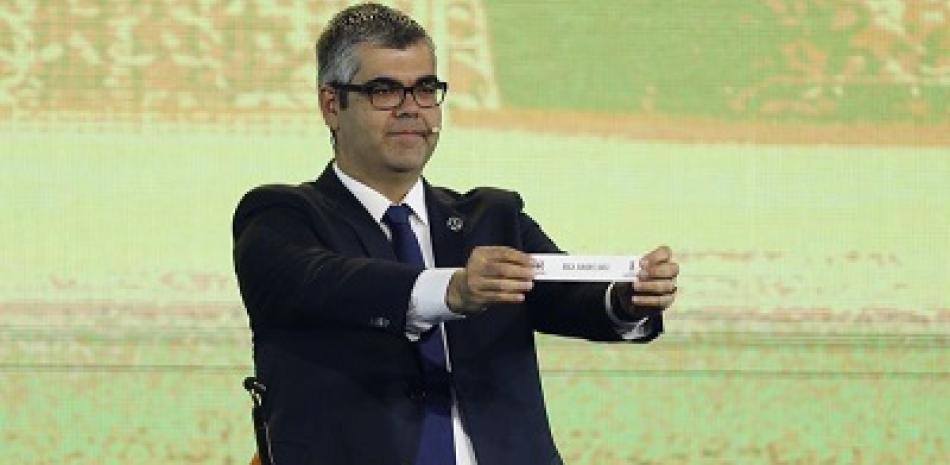 El director de competiciones de la Conmebol, Frederico Nantes, sostiene un papel con el nombre de Boca Juniors, durante el sorteo para definir los duelos de octavos de final de la Copa Libertadores. AP