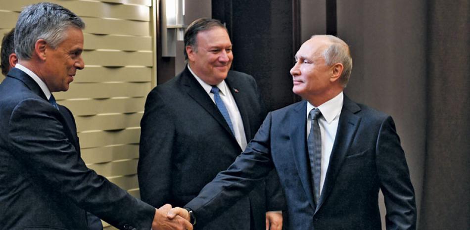 Vladimir Putin saluda al embajador Jon Huntsman mientras Pompeo observa.AP