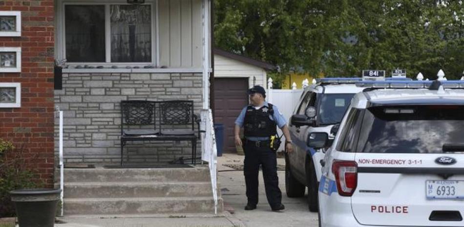 Un policía de Chicago aparece enfrente de una casa en la cuadra 4100 de W. 77th Place en Chicago. Crédito Terrence Antonio James/Chicago Tribune vía AP