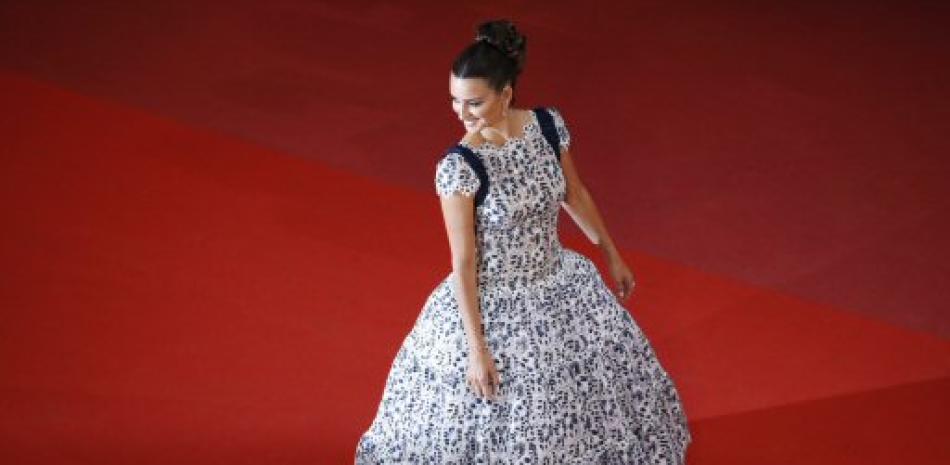 Penélope Cruz durante su recorrido por la alfonbra roja de Cannes. Foto AP.