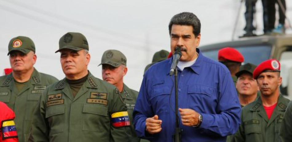 Nicolás Maduro junto a militares venezolanos. Foto AP.