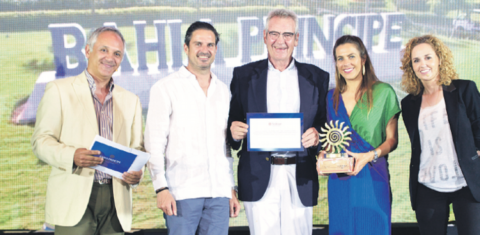 Ganadores del renglón Campeón Absoluto de Primera Categoría, junto a ejecutivos y organizadores del torneo. VÍCTOR RAMÍREZ/LD