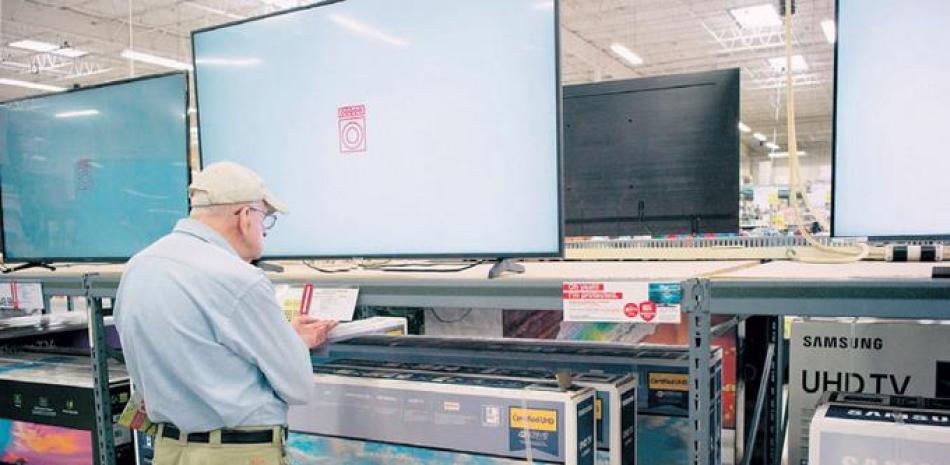 Un cliente observa un televisor expuesto en una tienda BJ’s Wholesale Club en Massachusetts. EFE