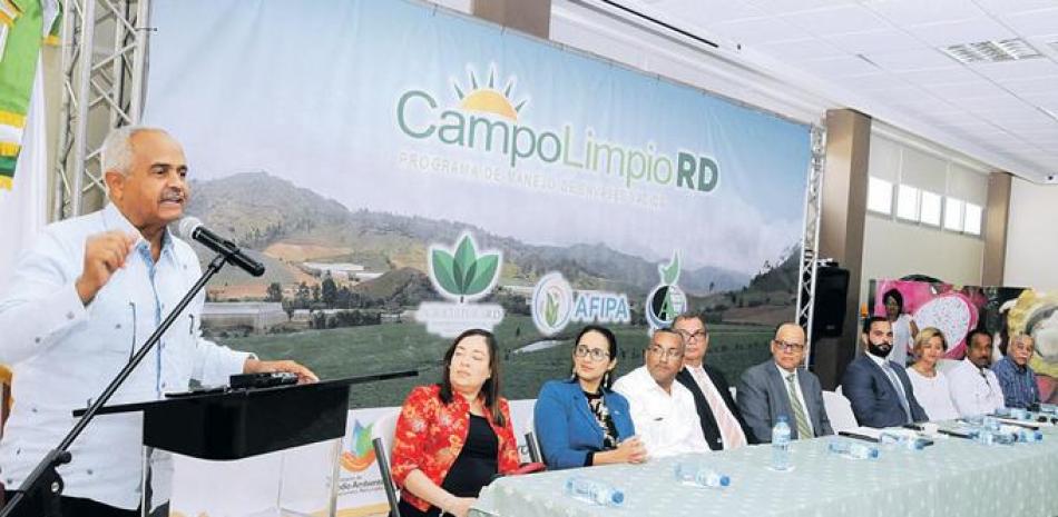 El ministro de Agricultura encabeza la firma para el programa “Campo Limpio. EXTERNA.