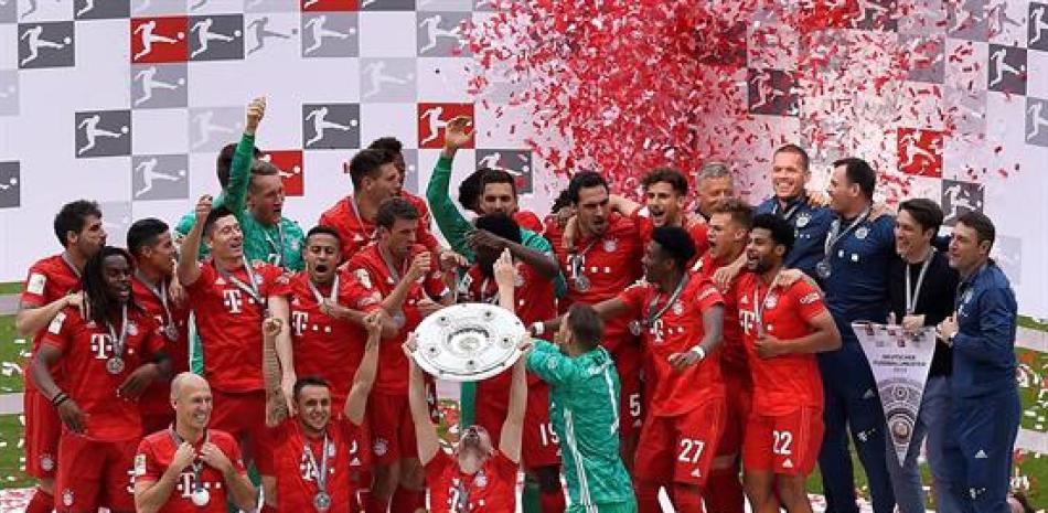 Los jugadores del Bayern Múnich celebran su séptimo título consecutivo de la Bundesliga tras su encuentro disputado este sábado ante el Eintracht Fráncfort. EFE/ Lukas Barth-tuttas.