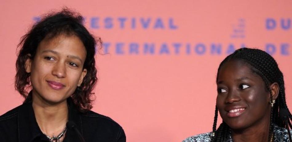 La actriz y directora de cine francesa Mati Diop (Izq) y la actriz senegalesa Mama Sane asisten a una rueda de prensa para la película "Atlantique" en la 72 edición del Festival de Cine de Cannes. Sébastien Berda/AFP