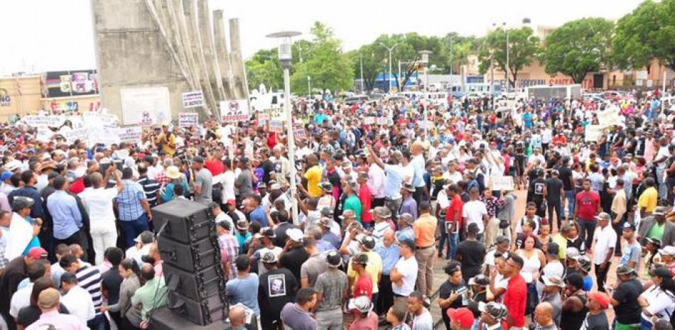Las fuerzas que se oponen a una nueva reforma constitucional se reunieron ayer en la Plaza de la Constitución, en San Cristóbal . FUENTE EXTERNA