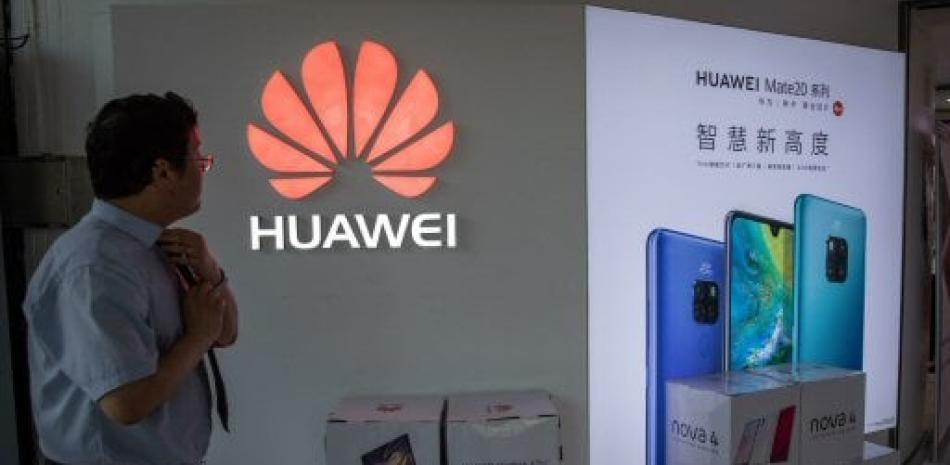 El veto de Google y otras tecnológicas estadounidenses a Huawei podría frustrar la aspiración del fabricante chino de convertirse en breve en el mayor fabricante de móviles del mundo, donde aún está por detrás de Samsung pese a vender más de siete móviles por segundo. EFE/ Roman Pilipey