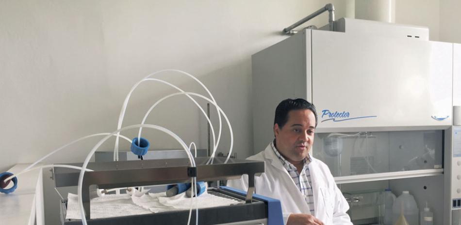 El doctor Quírico Castillo en el laboratorio de fitoquímica de la UASD.