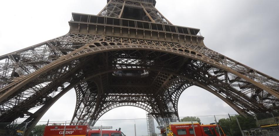 Rescatistas cierra Torre Eiffel debido a persona que escaló el monumento / AP