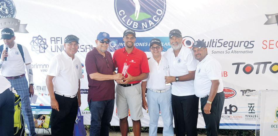 Nelson Santana y Miguel Guerrero reciben su trofeo como los más destacados en la Copa de Golf 60 aniversario del Club Naco en Playa Romana.