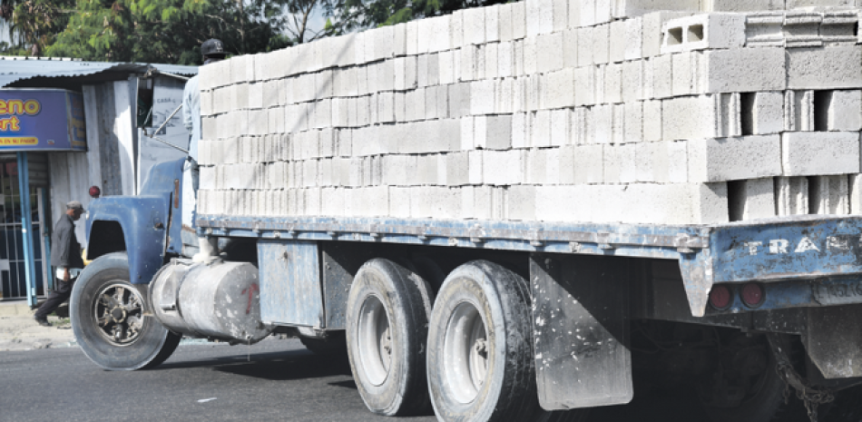 Camión que carga blocs con gomas lisas, incumpliendo las regulaciones de vehículos de carga. FOTO: VÍCTOR RAMÍREZ
