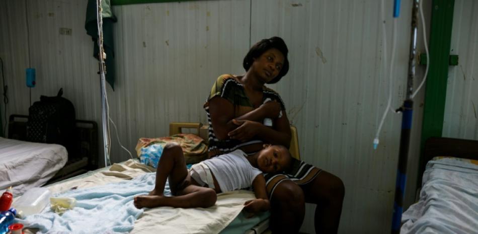Una mujer junto a su niño en una de las habitaciones del hospital.  Foto AFP.