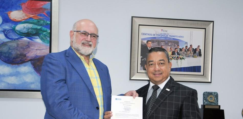 El presidente de Air Century, Omar Chaín, junto al director del Instituto Dominicano de Aviación Civil IDAC, Alejandro Herrera.