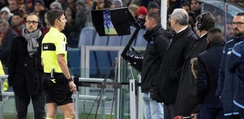 Arbitro observado el var durante un partido de la Liga española. / EFE