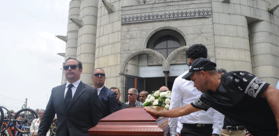 Cientos de personas acudieron a la misa para dar el último adiós a Heriberto Medrano.