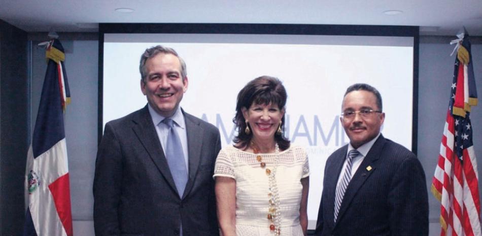 David Bohigian, la embajadora de Estados Unidos, Robin Bernstein y Ramón Ortega.